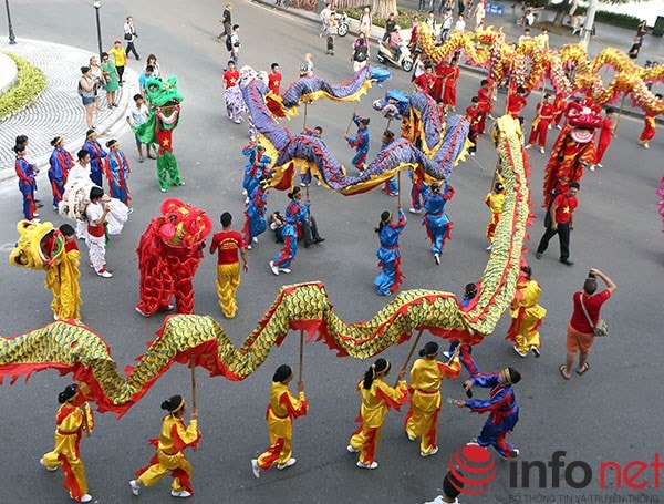Tất cả đã tạo nên bầu không khí vui tươi, nhộn nhịp như một lễ hội đường phố.