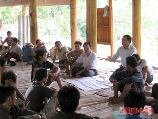 Cán bộ Ban Di dân huyện Tương Dương vận động nhân dân vùng lũ quét  di dời.