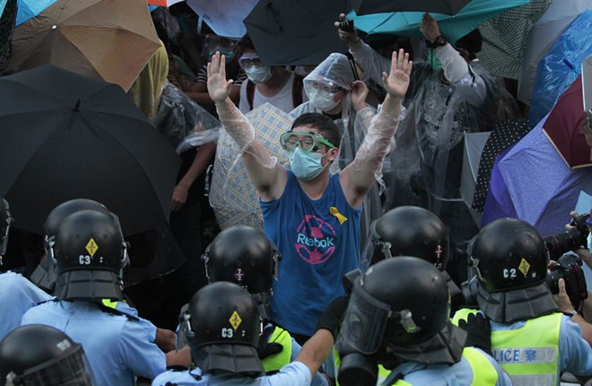 Nhân dân nhật báo ca ngợi cảnh sát Hong Kong đã làm tốt việc trấn áp biểu tình (Nguồn: AP)