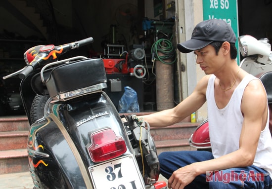 Anh Trần Minh sửa xe Vespa cổ.