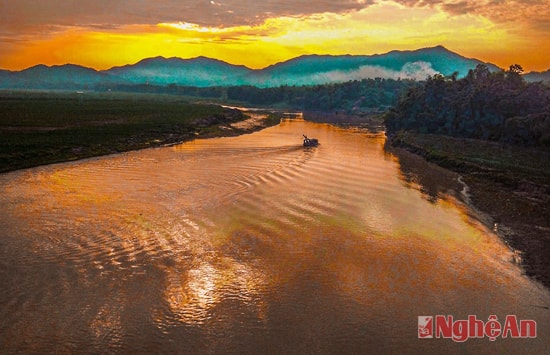 “Bình minh trên sông Con” (Tranh sơn mài - nhân vật cung cấp)