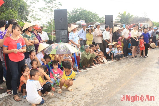 Đông đảo cán bộ, nhân dân Thanh Chương chứng kiến lễ cắt băng khánh thành