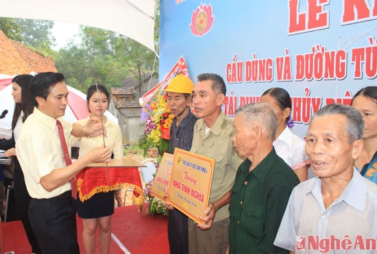 Ông Lê Ngọc Hoa- Tổng Giám đốc Cienco4 trao 10 ngôi nhà, mỗi ngôi 50 triệu đồng cho 10 gia đình nghèo trên địa bàn huyện Thanh Chương