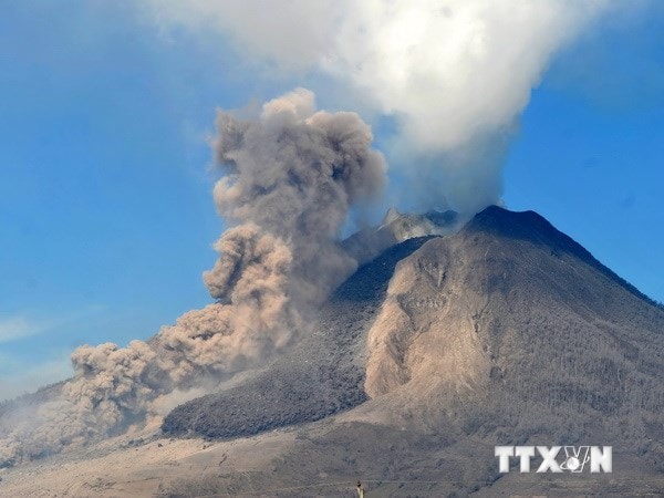 Núi lửa Sinabung nhả khói và phun nham thạch hôm 4/2. Nguồn: AFPTTXVN