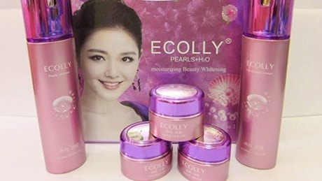 Bộ sản phẩm Ecolly được quảng cáo có nguồn gốc từ thiên nhiên, được điều chế theo công nghệ của Pháp,... thực chất là hàng dởm