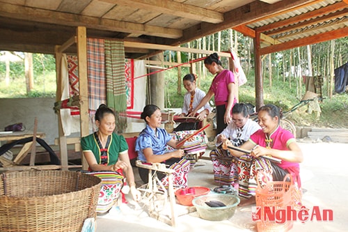 Tổ dệt thổ cẩm bản Thanh Tân (Châu Nga - Quế Phong).