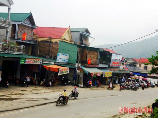 Thị trấn Hòa Bình -  trung tâm buôn bán của huyện Tương Dương.