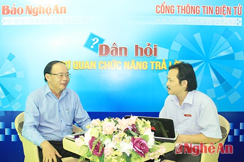 Ông Nguyễn Hồng Hải (trái) trả lời phỏng vấn tại Trường quay Báo Nghệ An.