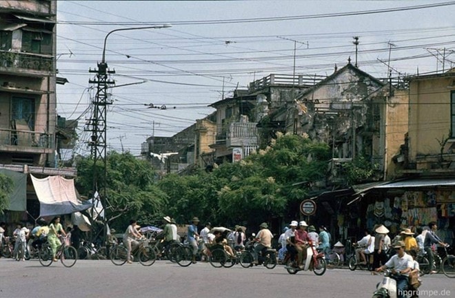 Năm 1991, phương tiện đi lại chủ yếu của người Hà Nội vẫn là chiếc xe đạp.