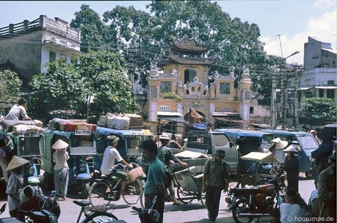 Ngoài xích lô, Hà Nội còn có xe lam cũng là phương tiện chở hàng, hoạt động chủ yếu ở bến xe phía Nam và ga Hà Nội.