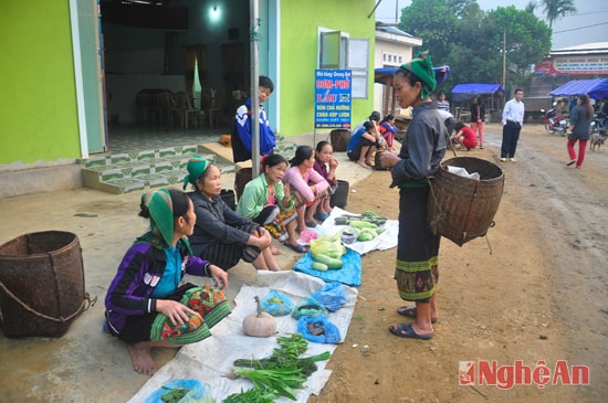 Những sản vật núi rừng, vườn nhà như rau, bí, măng được bà con DTTS xã đem ra chợ Tri Lễ bán vào đầu buổi sáng.