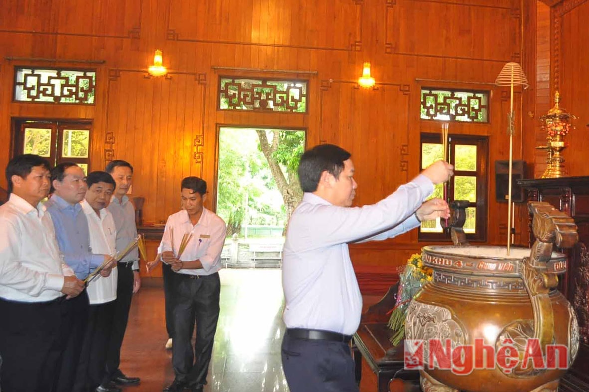 Đồng chí Vương Đình Huệ dâng hượng