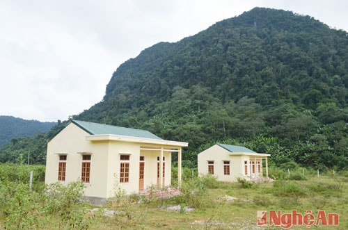 Thế nhưng, từ ngày hoàn thiện đến nay, các hạng mục công trình này chưa một ngày được sử dụng. Cây bụi mọc um tùm quanh các công trình công cộng.