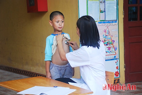 Thường xuyên kiểm tra chiều cao cân nặng; sơ cứu ban đầu