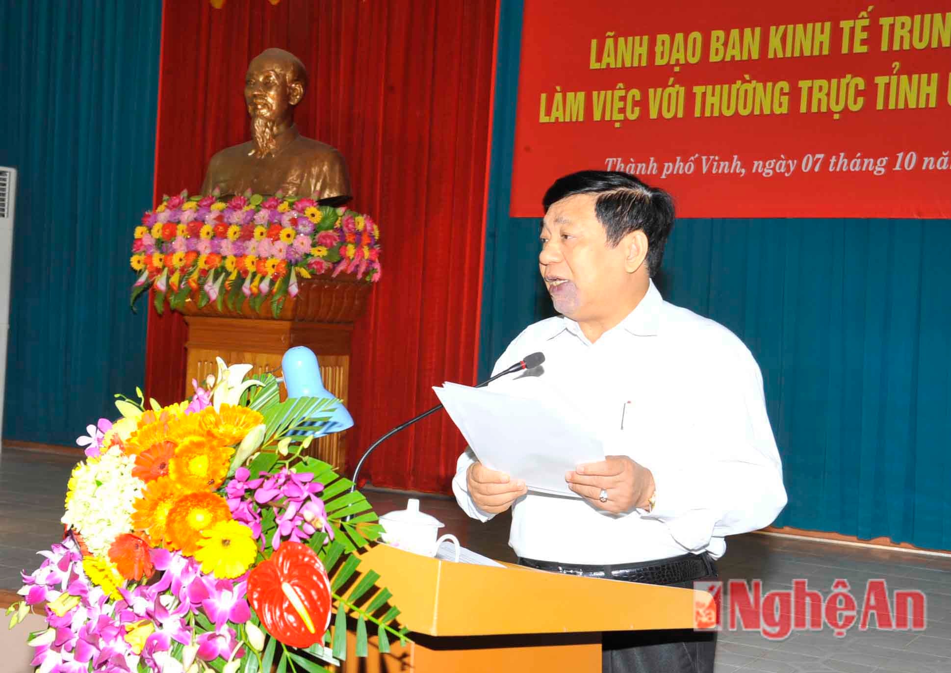 Đồng chí Nguyễn Xuân Đường báo cáo tình kinh tế xã hội của tỉnht