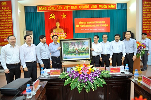 Đồng chí Vương Đình Huệ tăng quà cho Thường trực Tỉnh ủy Nghệ An