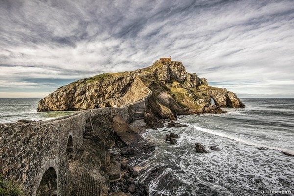 10. Cầu  San Juan de Gastelugatxe - Tây Ban Nha chỉ hẹp đủ để cho một người đi, đây là con đường do các tu sĩ ẩn dật xây dựng.