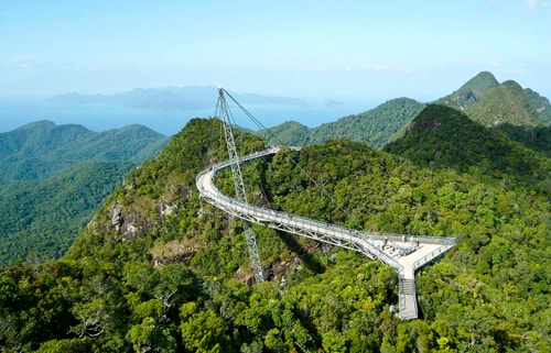 11. Cầu Langkawi Sky -  Malaysia nằm ở độ cao 700m so với mặt đất, và dẫn lên đỉnh ngọn núi Gunung Mat Chinchang.