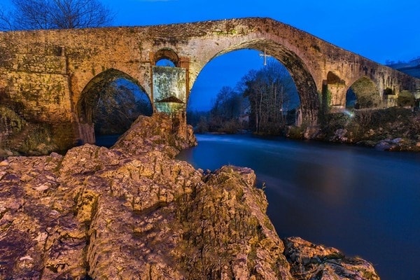 14. Cầu Cangas de Onís - Tây Ban Nha đươc xây dựng từ thời Trung cổ.