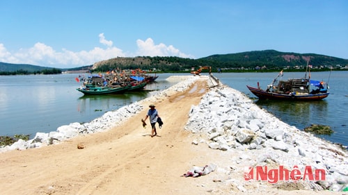 Công trường thi công bến tạm cho tàu cá ở phường Nghi Tân (TX. Cửa Lò).