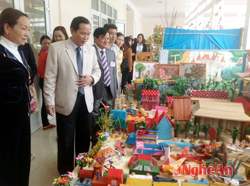 Thi đồ dùng dạy học tại Trường Mầm non Hưng Phúc (TP. Vinh).