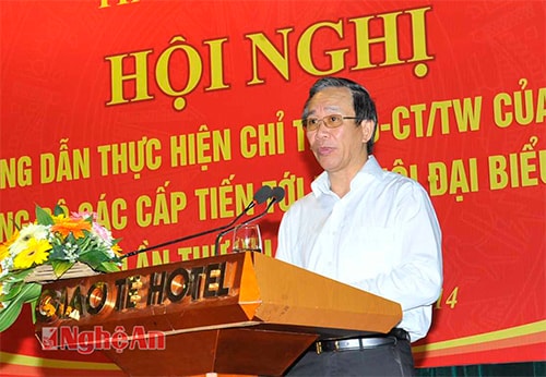 Đồng chí Trần Hồng Châu phố biến kế hoạch triển khai thực hiện chỉ thị