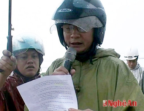 Ông Dương Đăng Hồi - Chủ tịch UBND xã Diễn Yên chỉ đạo giải phóng mặt bằng Quốc lộ 1A.