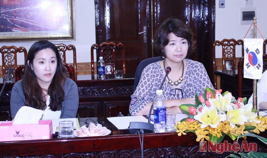 Bà Kim Ưn Jiung( phía phải) - Viện nghiên cứu chính sách phụ nữ Hàn Quốc tại buổi làm việc