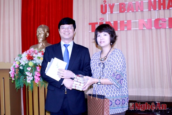 Đồng chí Lế Xuân Đại và bà Kim Ưn Jiung trao quà lưu niệm cho nhau 