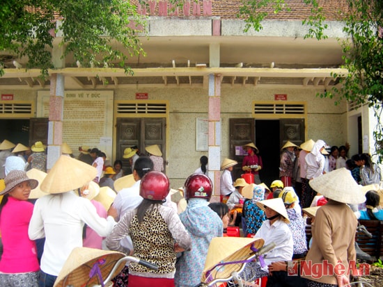 Đông đảo chị em phụ nữ đến khám