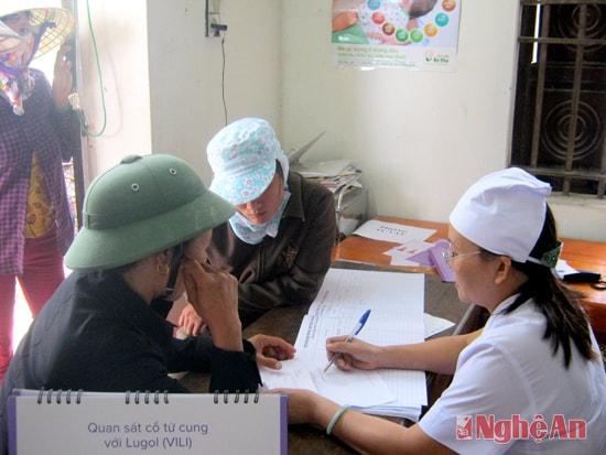 Bác sĩ khám cho bệnh nhân