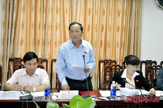 Đồng chí Phạm Văn Tấn phát luận tại cuộc làm việc