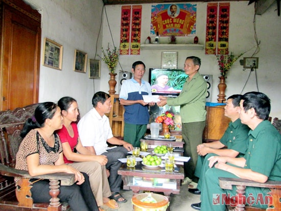 Ông Quang Văn Chanh, Chủ tịch Hội CCB huyện trao quà các gia đình.