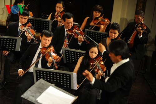 Nhạc trưởng Honna Tetsuji (Nhật Bản) chỉ huy biểu diễn một tác phẩm trong đêm khai mạc