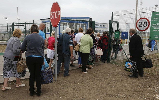 Người dân Ukraine vượt qua biên giới để xin tị nạn tại Nga. Nguồn: Reuters