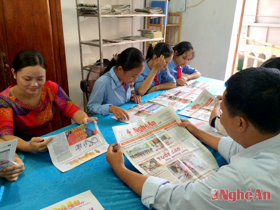 Đọc báo đầu giờ ở Trường THCS Anh Sơn.