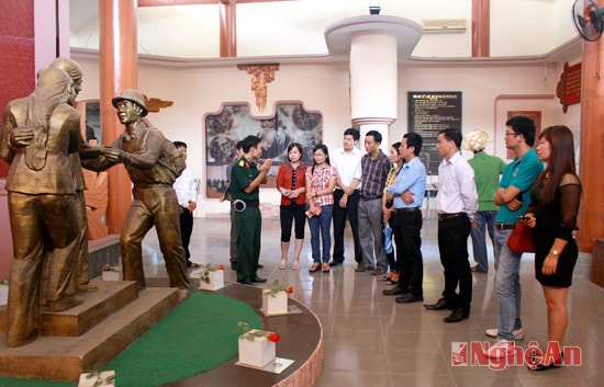 Du khách tham quan Bảo tàng Quân khu IV.