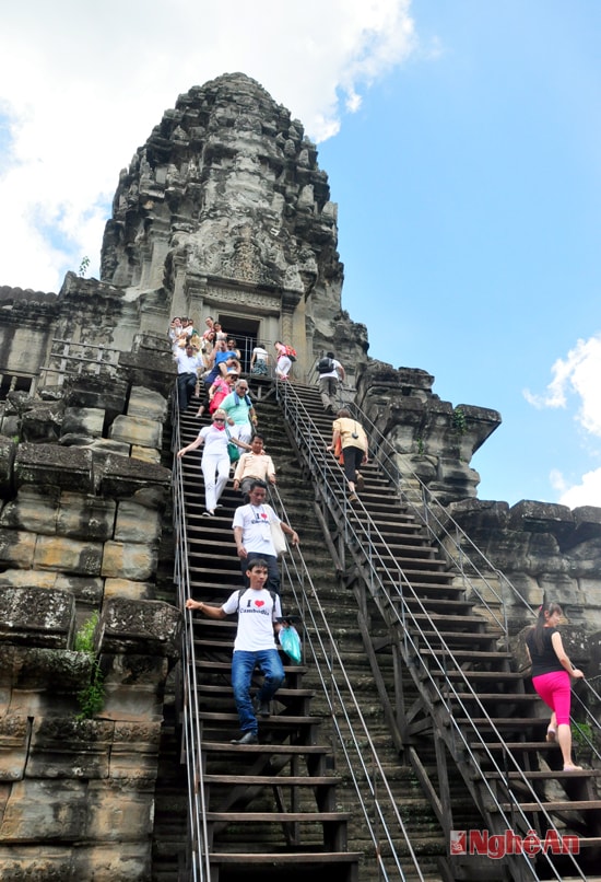 Du khách “chinh phục” đỉnh tháp cao nhất của tầng thứ 3 Angkor Wat.