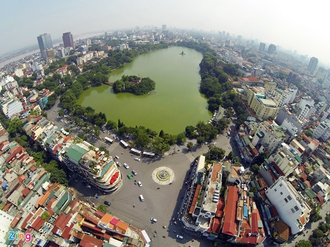 Hồ có diện tích khoảng 12 ha. Trước kia có các tên gọi là hồ Lục Thủy (vì nước có màu xanh quanh năm), hồ Thủy Quân (dùng để duyệt thủy binh), hồ Tả Vọng và Hữu Vọng. Tên gọi Hoàn Kiếm xuất hiện vào đầu thế kỷ 15 gắn với truyền thuyết vua Lê Thái Tổ trả gươm báu cho Rùa thần sau khi mượn được và đánh tan quân giặc Minh.