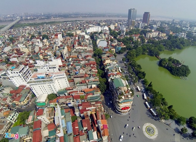 Tên hồ được lấy để đặt cho một quận và một phố ở trung tâm Hà Nội. Nhìn từ trên cao, hồ chỉ cách sông Hồng và cầu Chương Dương chưa đầy 3 km.