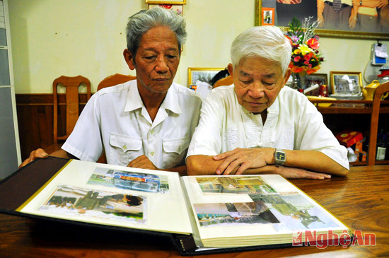 Cụ Bùi Văn Hòe (tóc bạc) và cụ Phạm Đức Minh cùng xem lại hình ảnh của những ngày về tiếp quản Thủ đô