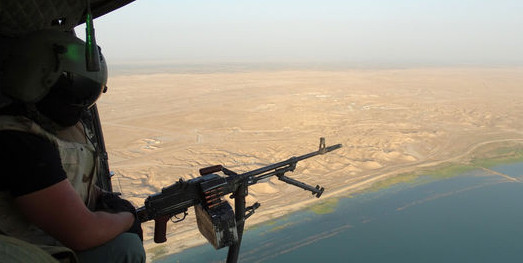 Máy bay trực thăng của quân đội Iraq gần đập Haditha thuộc tỉnh Anbar. Ảnh: Azhar Shallal 
