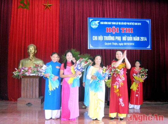 Ban tổ chức trao giải thưởng cho chi hội trưởng phụ nữ giỏi năm 2014