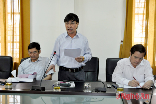 Phó Giám đốc Sở Nguyễn Văn Lập báo cáo tình hình tuyển dụng và sử dụng đội ngũ cán bộ, công chức, viên chức của ngành