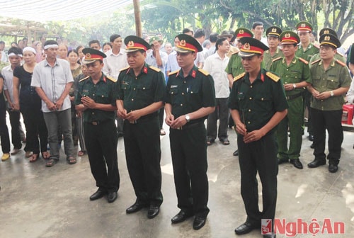 Lực lượng vũ trang tỉnh và huyện Tân Kỳ đến vĩnh biệt người lĩnh Nhà giàn.