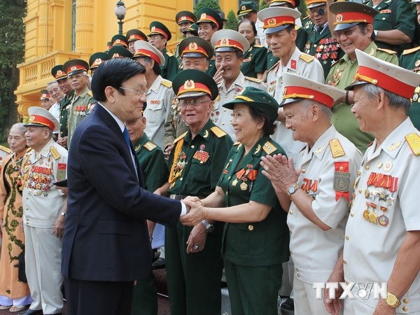 Chủ tịch nước Trương Tấn Sang với các cựu chiến sỹ lực lượng vũ trang tinh nhuệ ba miền Bắc-Trung-Nam. Ảnh: TTXVN