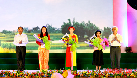 Ông Phan Mậu Cảnh - Hiệu trưởng Trường CĐ VHNT Nghệ An trao thưởng trao giải cá nhân xuất sắc cho 3 thí sinh.