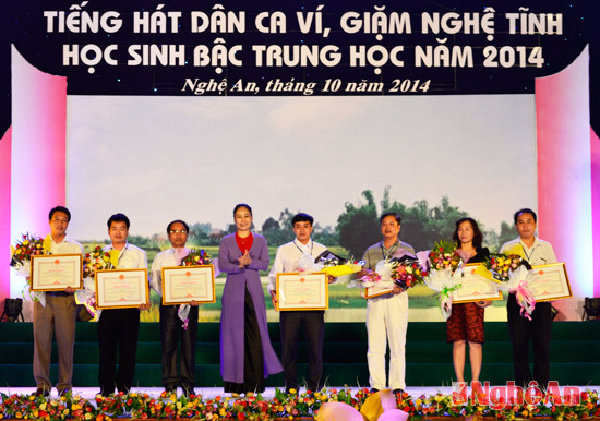 Đồng chí Đinh Thị Lệ Thanh trao Bằng khen của UBND tỉnh cho 7 tập thể tiêu biểu trong hội thi. 