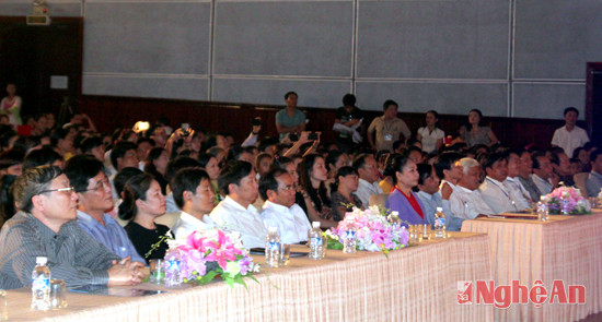 Các đại biểu và khán giả trong lễ bế mạc.