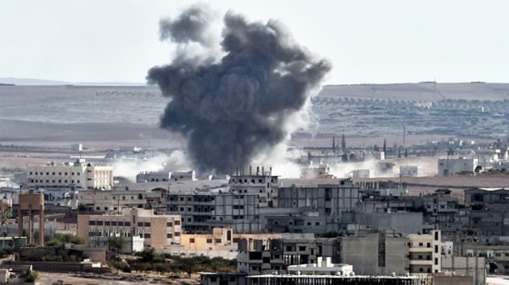 Các cuộc không kích của liên minh xung quanh thành phố Kobané, Syria hôm 8 tháng 10. Ảnh: Aris Mesinis